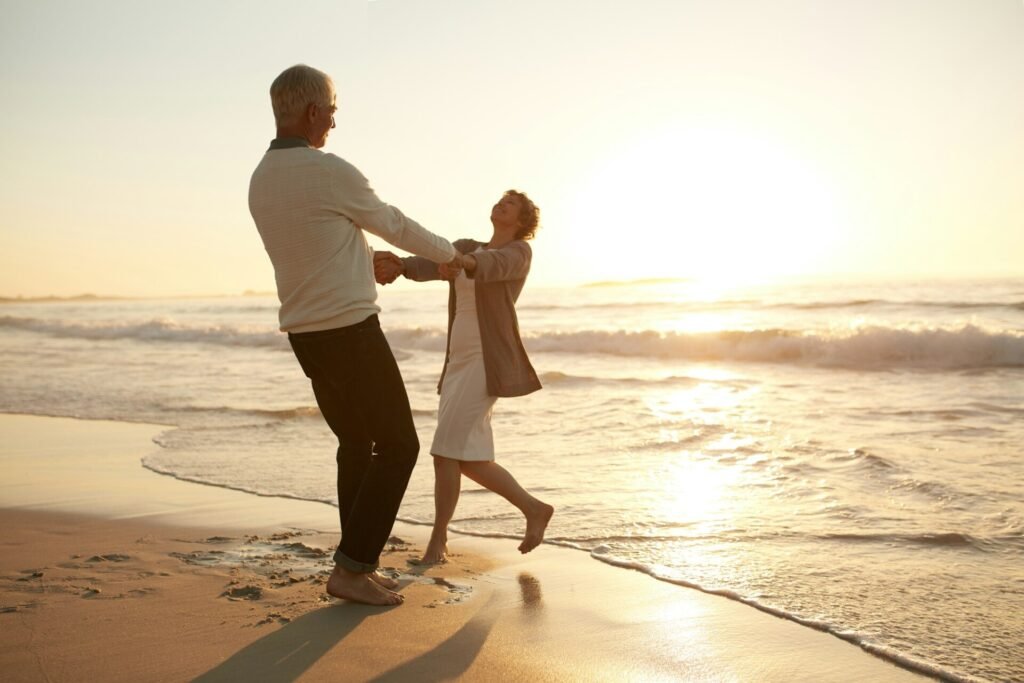 Photoshoot Couple romantique de seniors profitant d'une journée à la plage