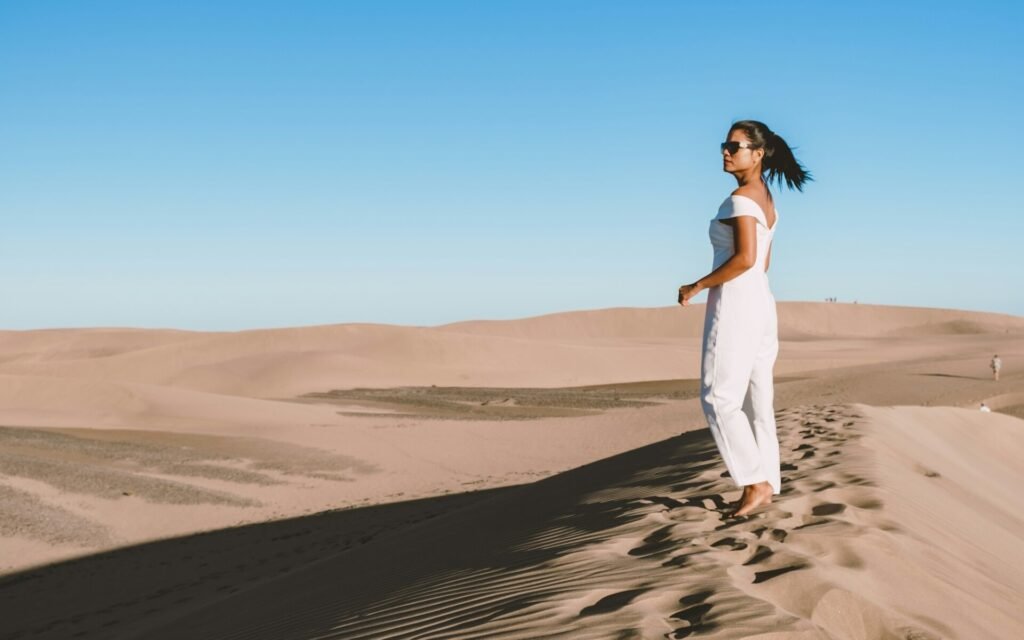 Servizio fotografico di una giovane donna al dessert delle dune di Maspalomas a Gran Canaria durante le vacanze alle Isole Canarie