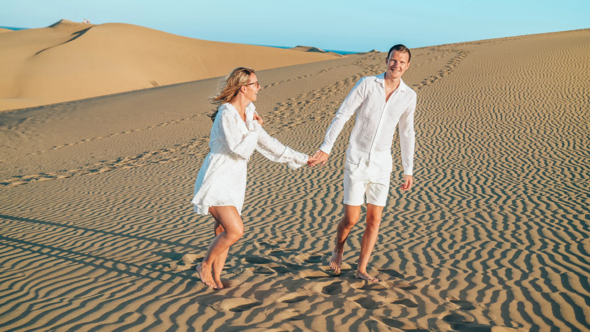 Couple white linen dunes