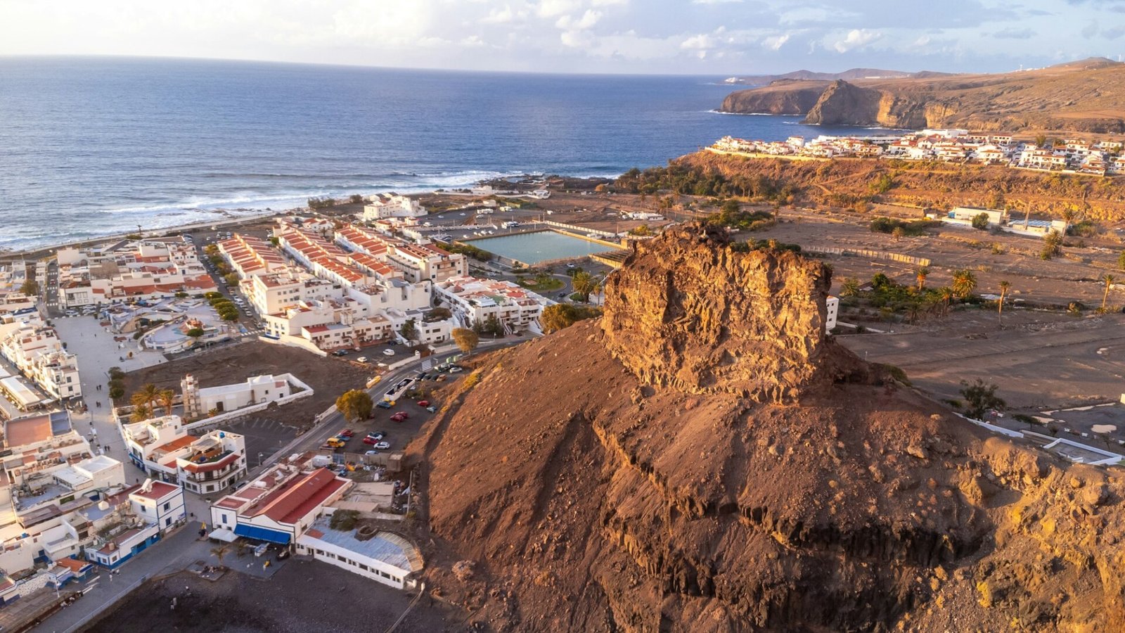 Luchtfoto van de stad Agaete bij zonsondergang op Gran Canaria. Spanje