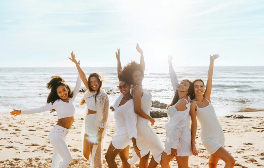 Viering vrijgezellenfeest. Groep vrouwen danst op het strand, heeft plezier en geniet van vrijgezellenfeest