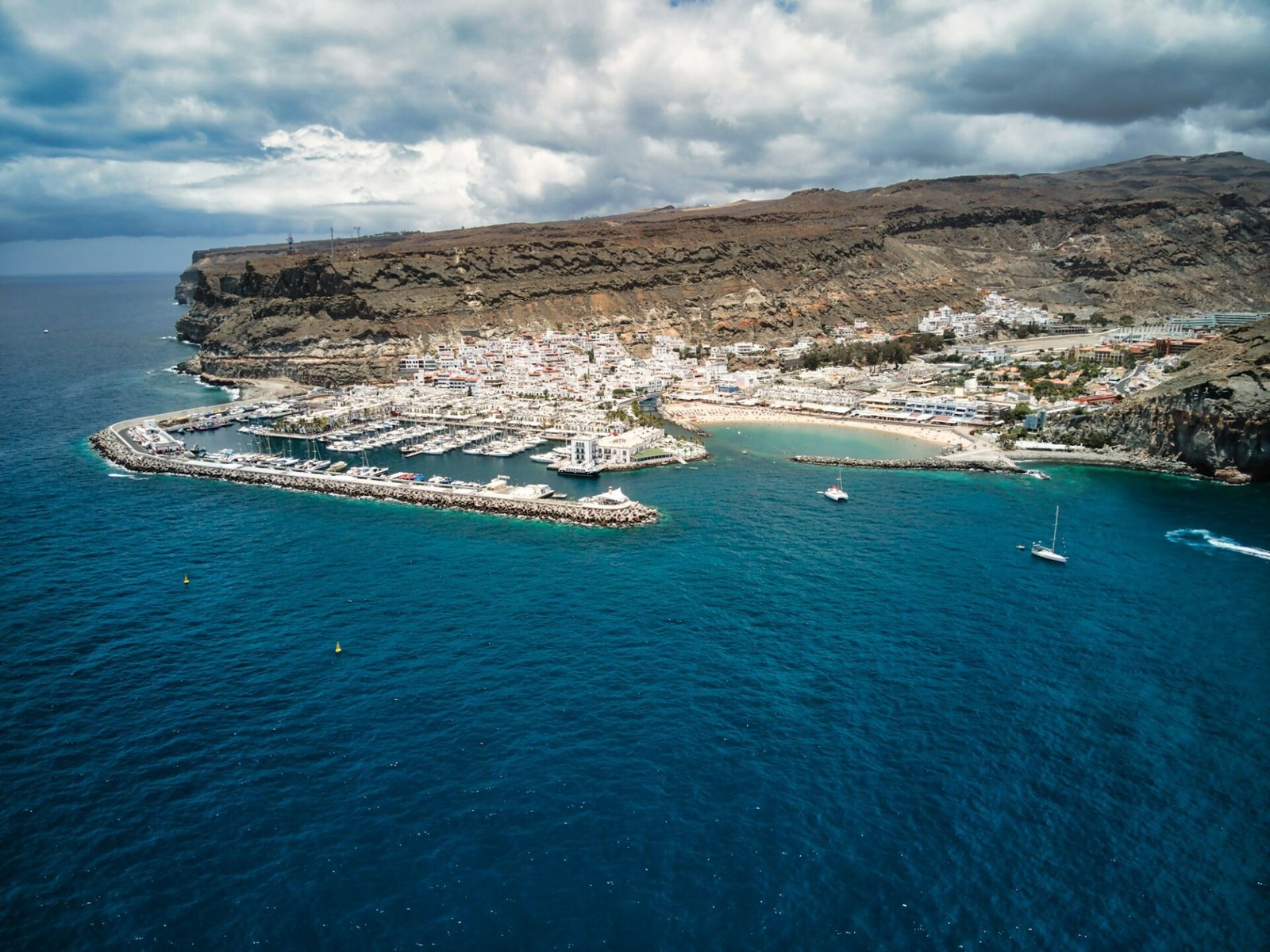 Maisemallinen ilmakuva Puerto de Moganin satamasta Gran Canarialla.