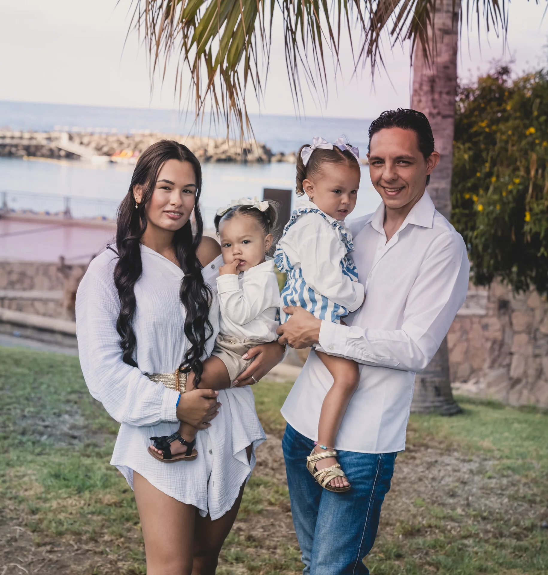 Portrait de famille avec palmier et vue sur le port, Amadores Grande Canarie