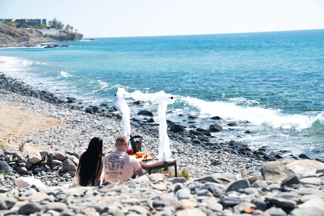 Luxury picnic Gran Canaria champagne couple