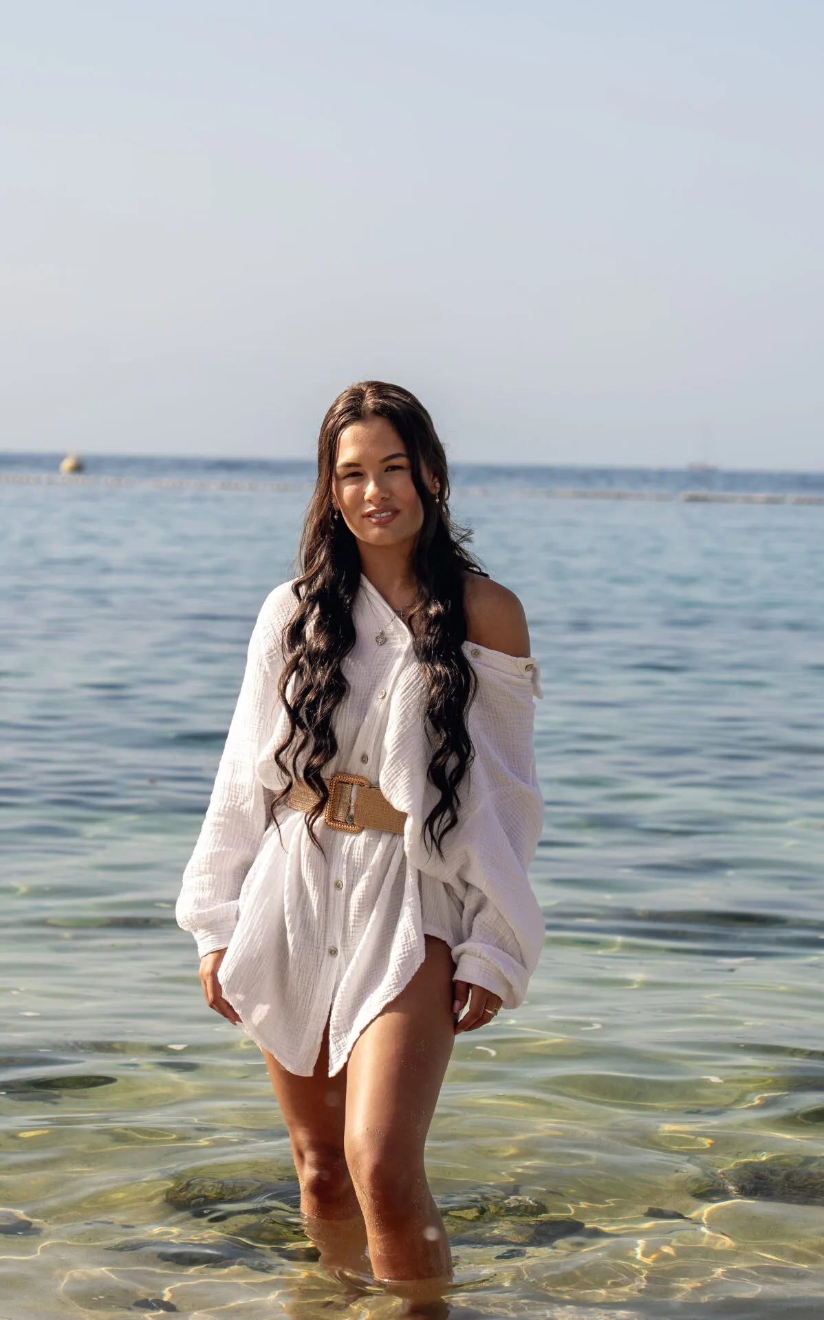Femme seule debout jusqu'à la taille dans une eau turquoise à Playa de Amadores, Grande Canarie