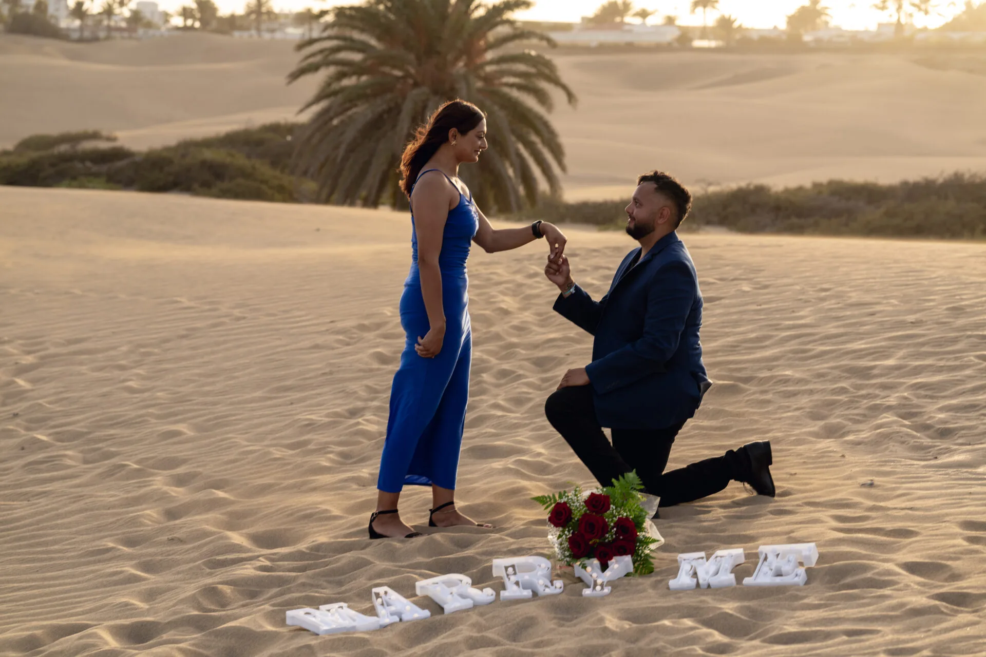 Proposal with Marry Me in the sand and roses Gran Canaria