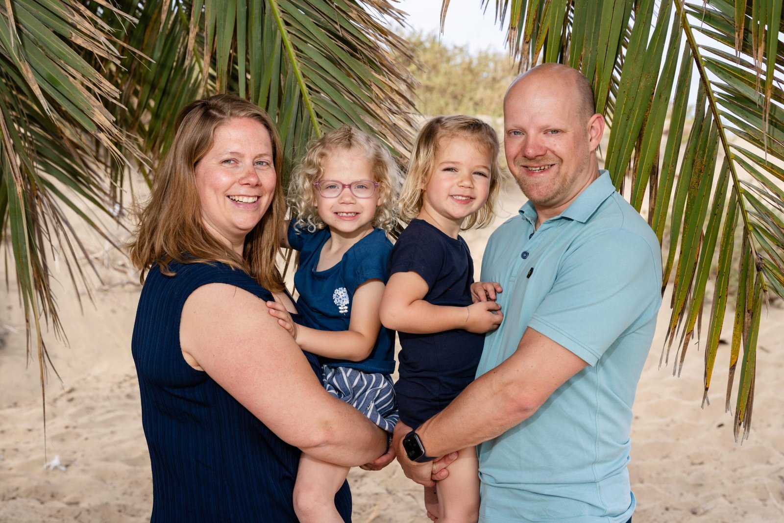Family photoshoot Gran Canaria palm tree beach