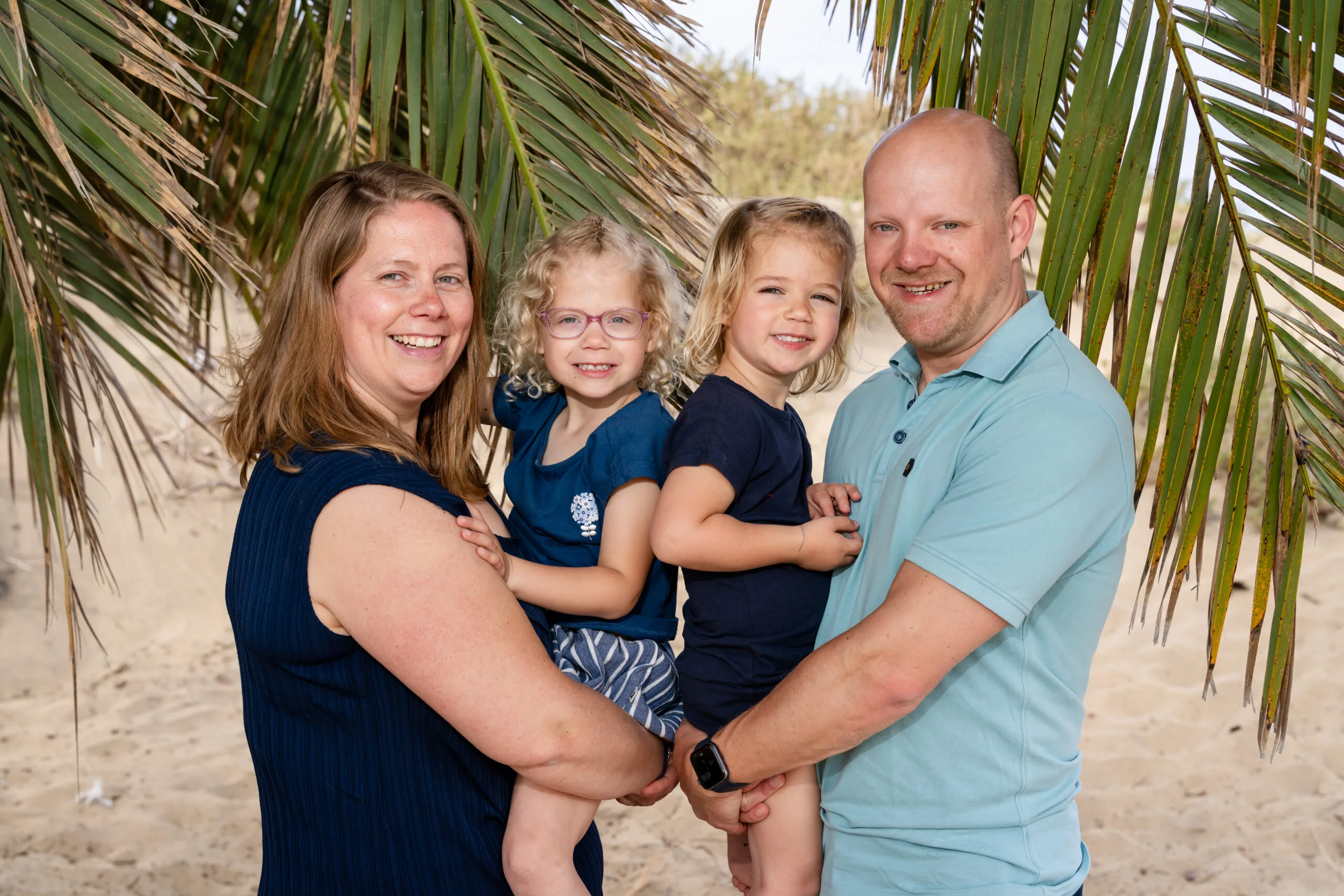 Family photoshoot Gran Canaria palm tree beach