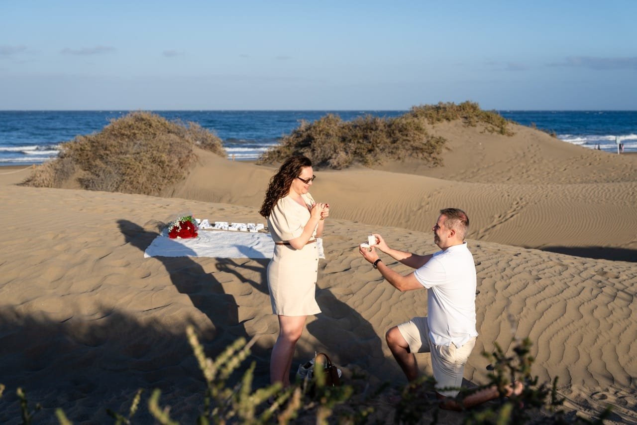 Luksuriøs picnic fotoshoot Gran Canaria par gylden time