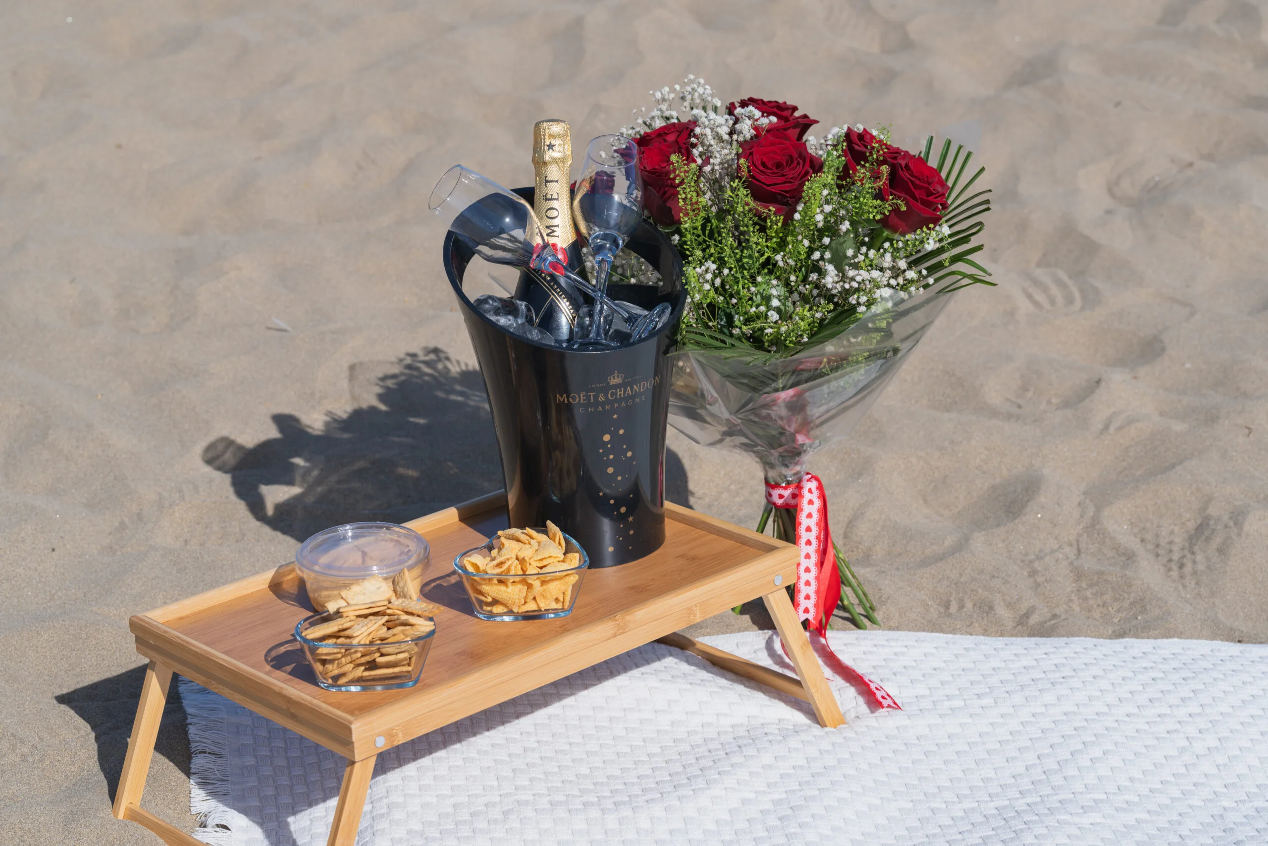 Couple picnic Maspalomas dunes