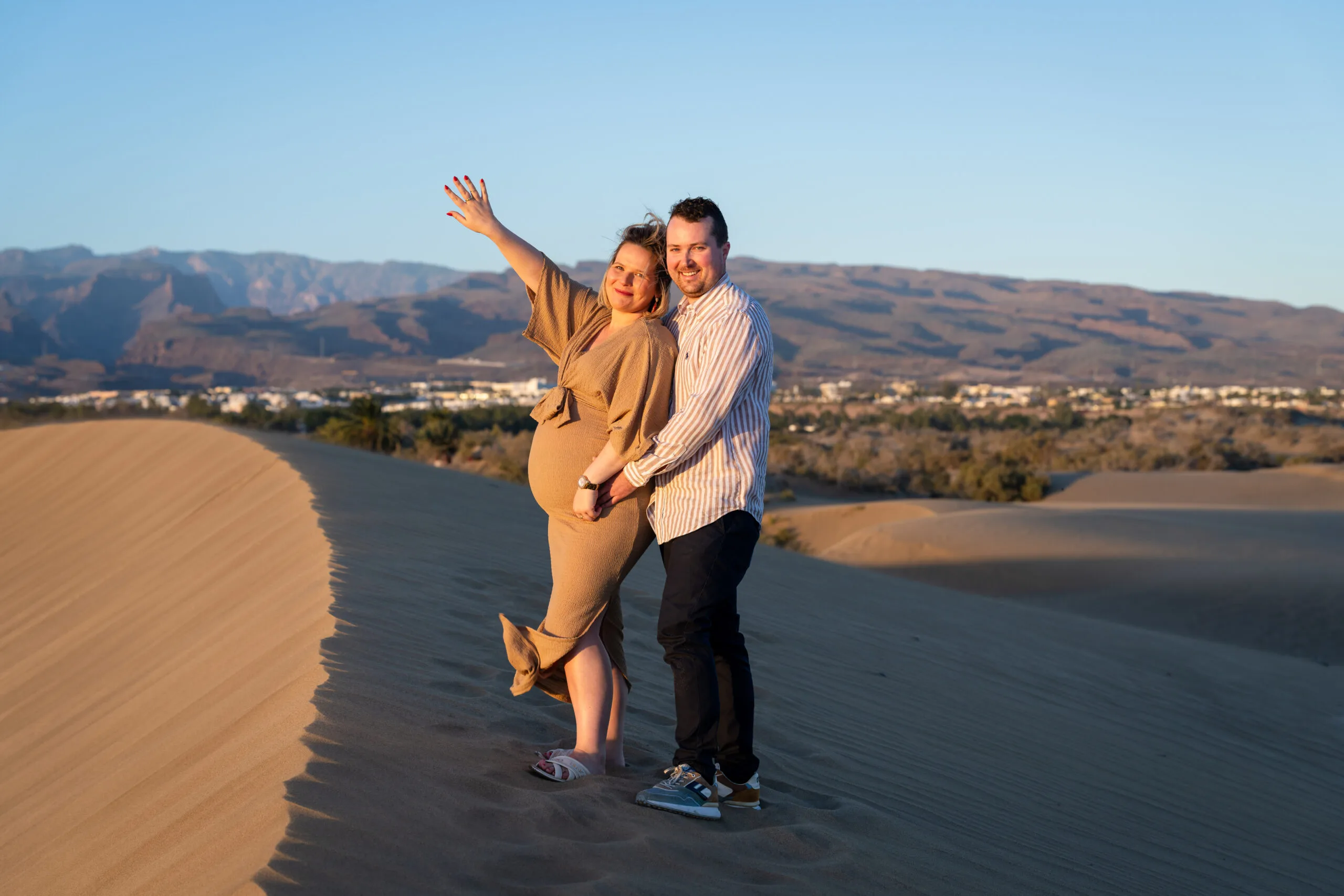 Pregnancy photoshoot Gran Canaria golden hour dunes