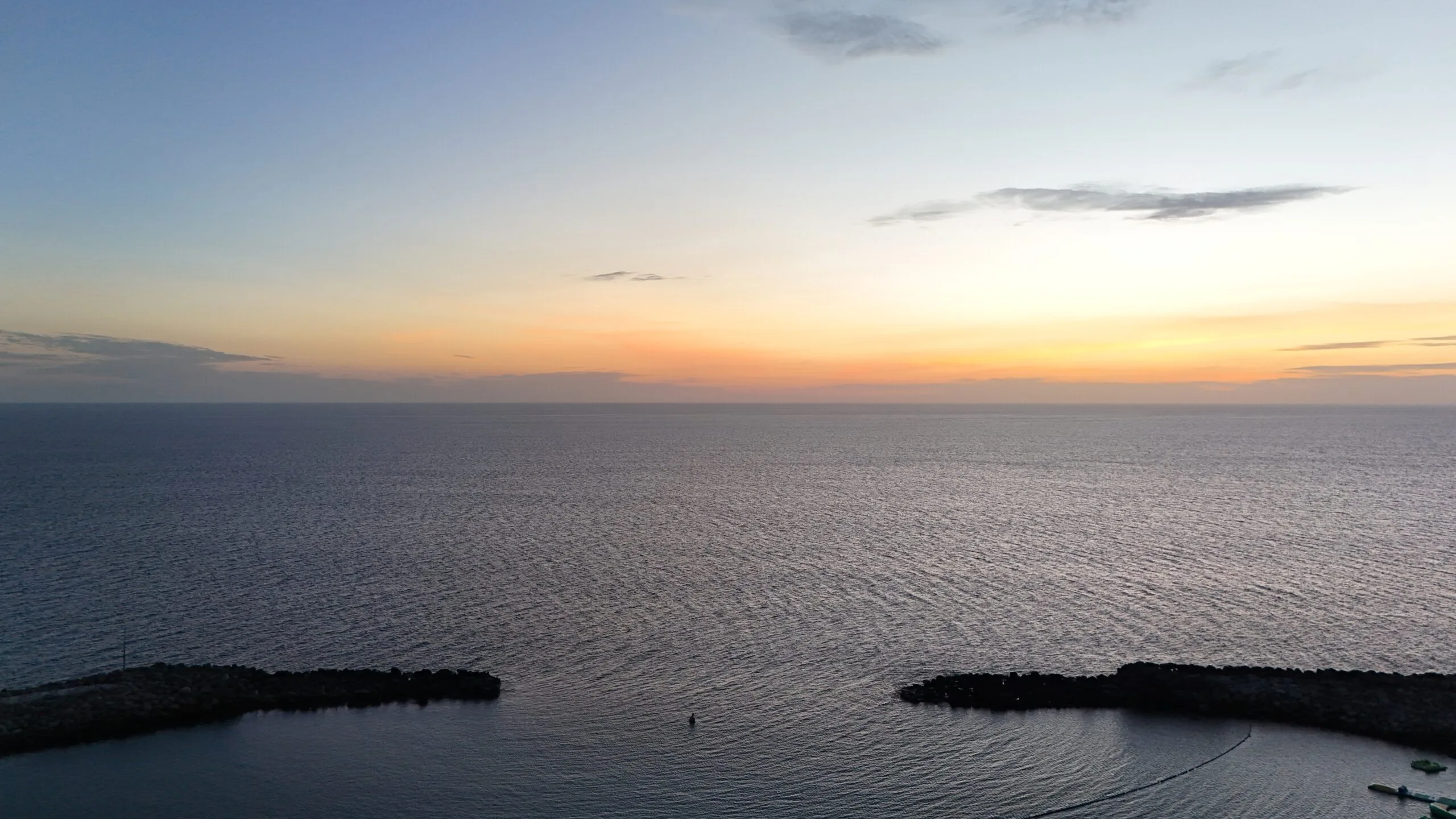 Vue aérienne par drone de la baie de Playa de Amadores, Grande Canarie