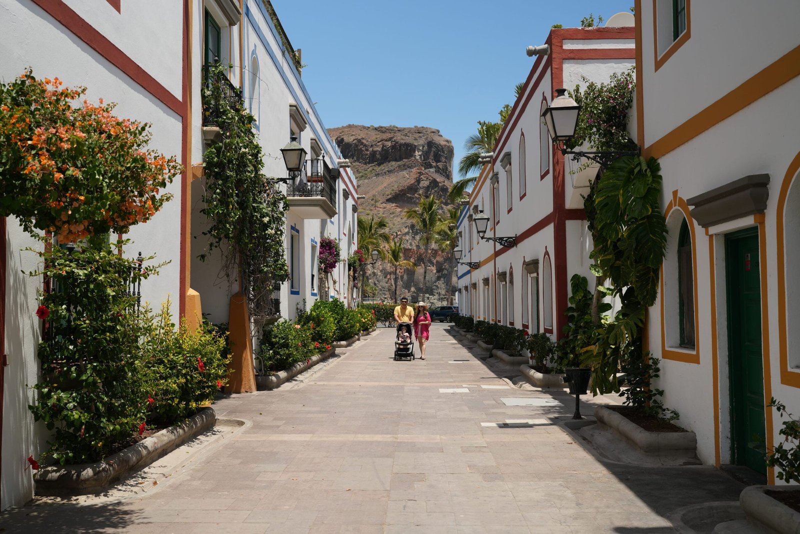 Family photoshoot Puerto de Mogán street stroller mountain palms Gran Canaria