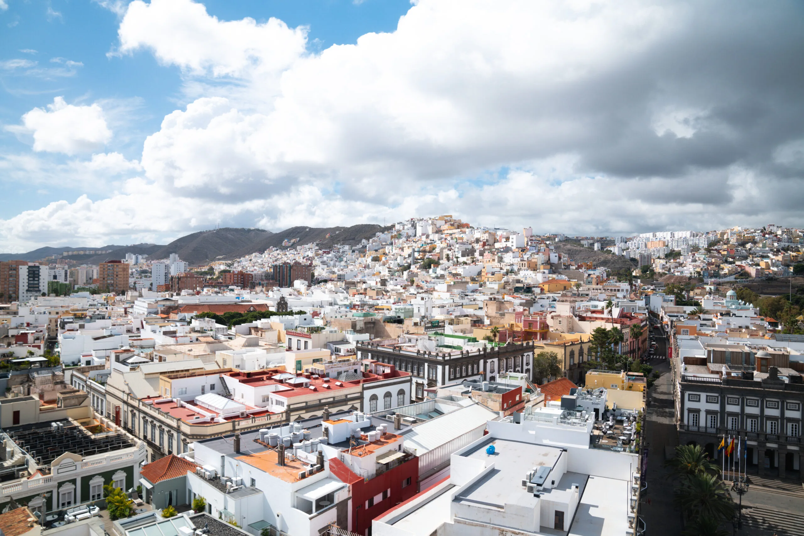 Las Palmas stadsgezicht witte gebouwen bergen Gran Canaria