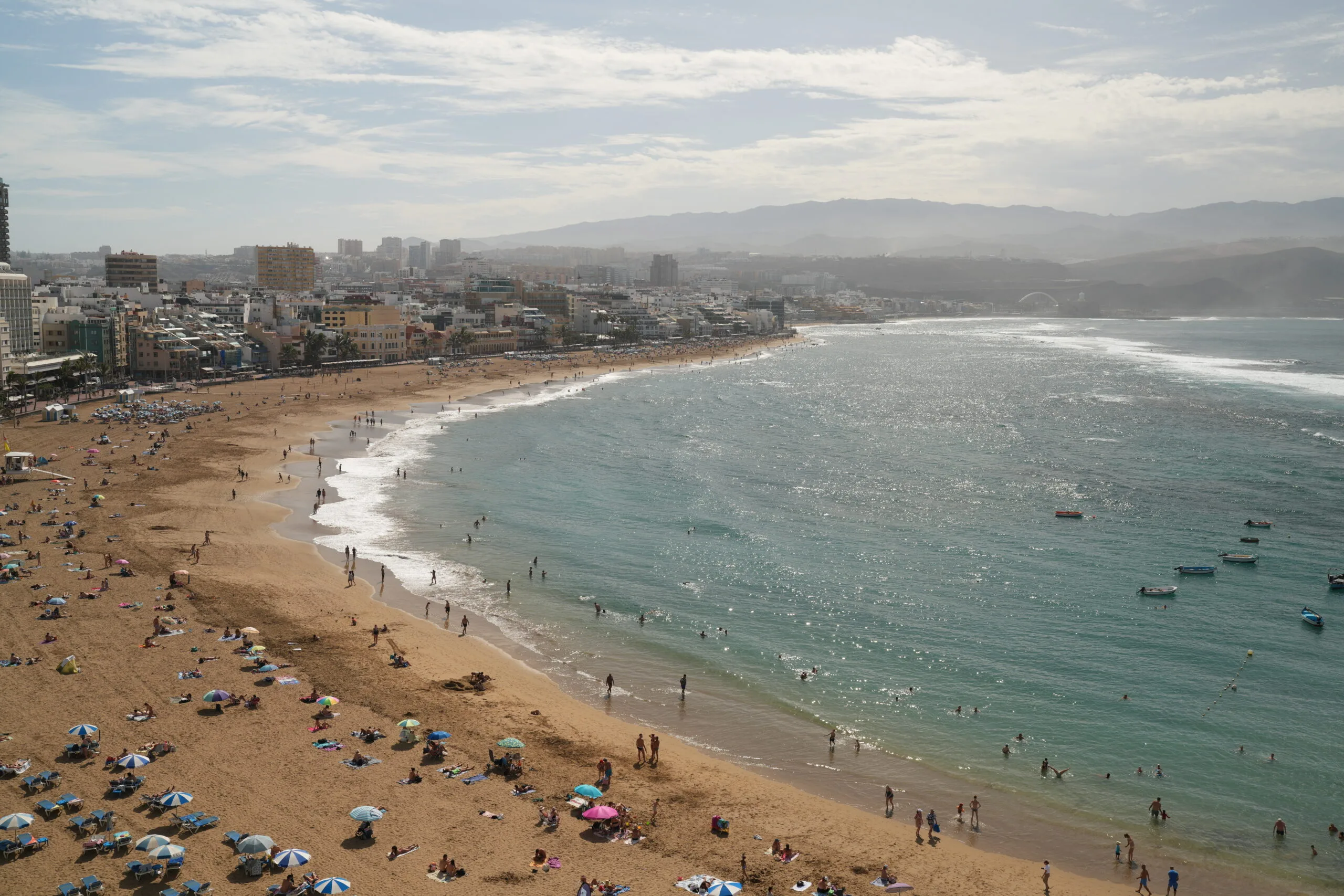 Las Canteras Strand Las Palmas de Gran Canaria turquoise water boten stadsgezicht