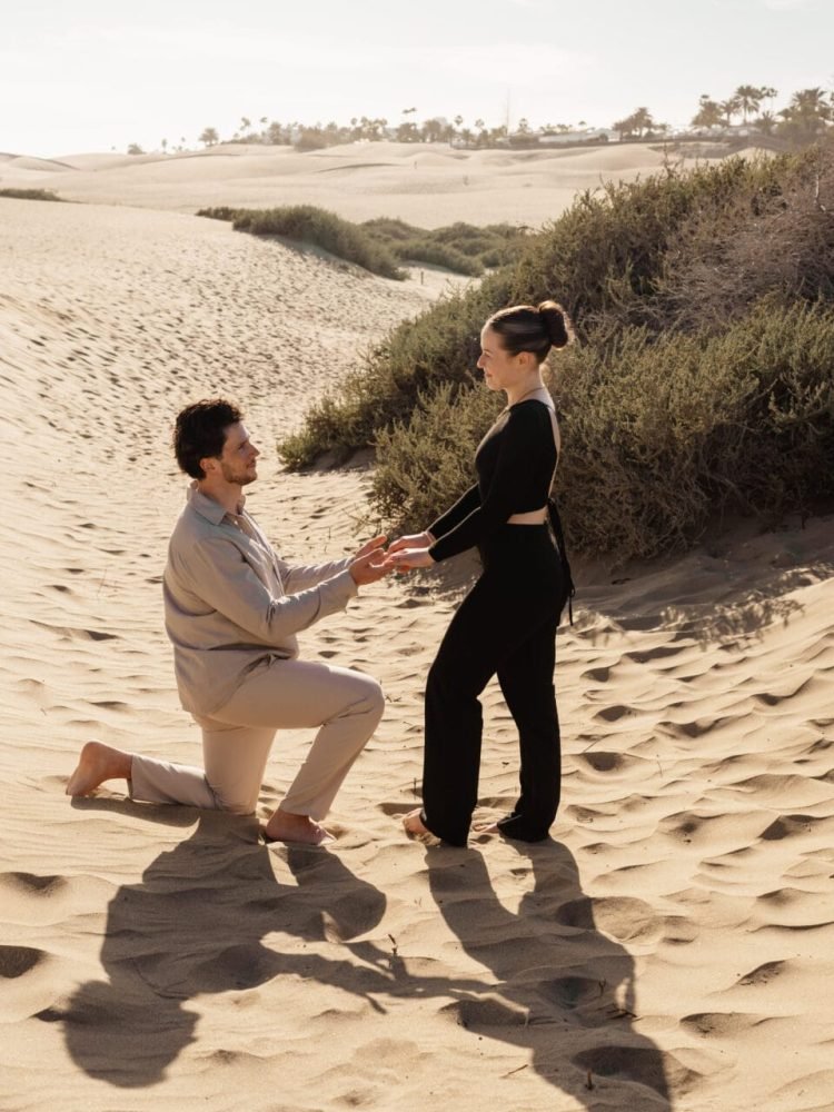 Proposal photoshoot in the dunes of Maspalomas