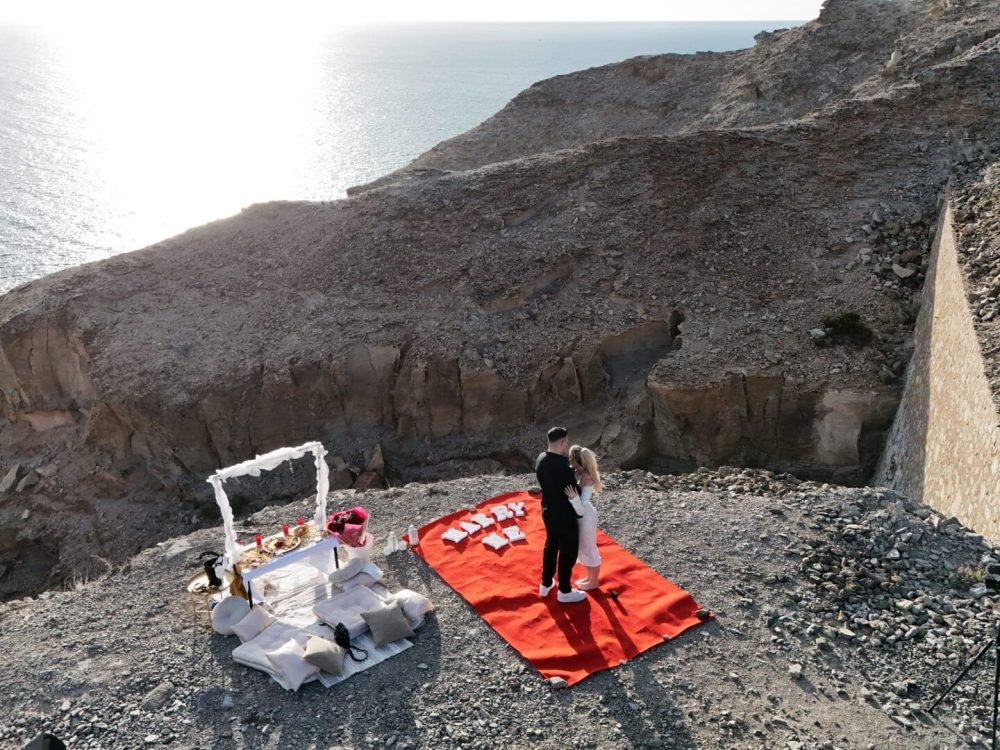 Proposal photoshoot with picnic on hilltop near Mogan