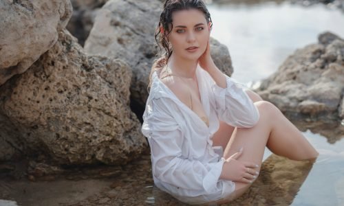 photos de maillots de bain d'une belle femme sur une plage rocheuse.